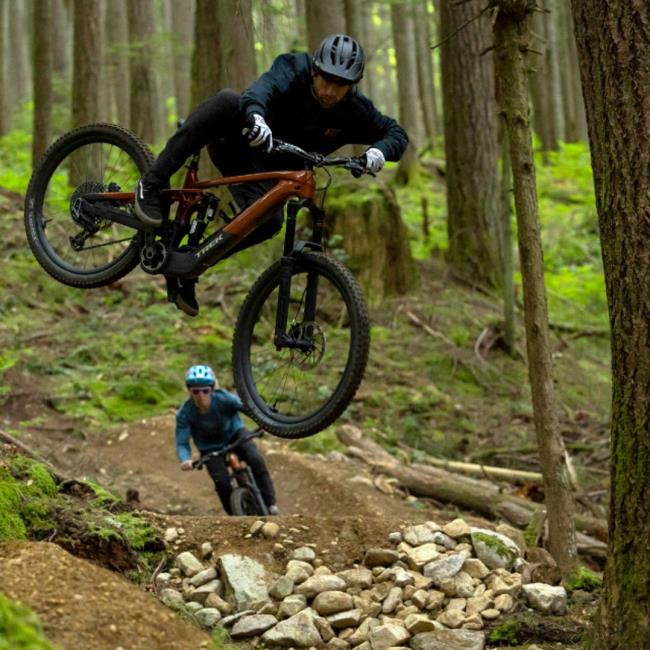 Trek Slash+ 9.7 E-Enduro Fully 29/27.5 Zoll TQ HPR60 580Wh Fox 170/170mm Carbon Schwarz